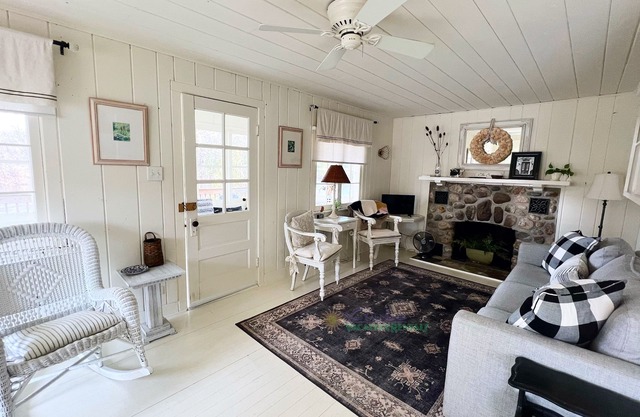 Cozy cottage with private pond. Close to the casino and the Bay.