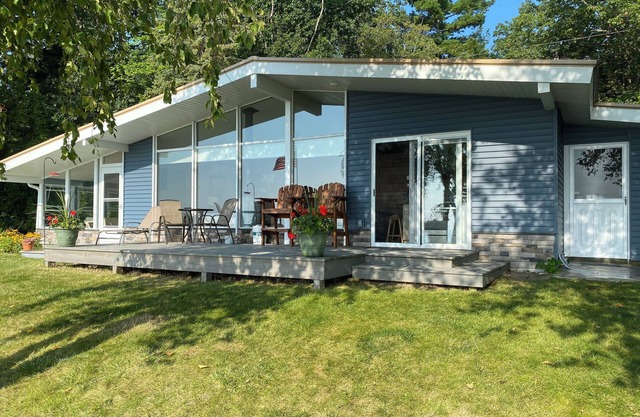 Cozy Cottage with private beach front on Lake Huron- short drive to Tawas City!