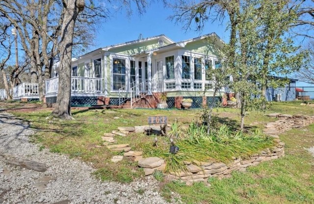 Cozy cottage with rooftop deck, fire pit, hot tub & community boat dock and cove