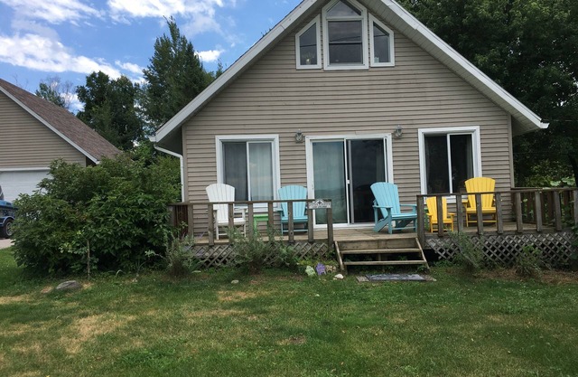 Cozy Cottage with Lake Leelanau access