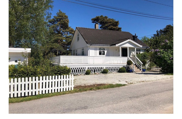 Cozy cottage with well-kept garden on the island of Kirkøy.