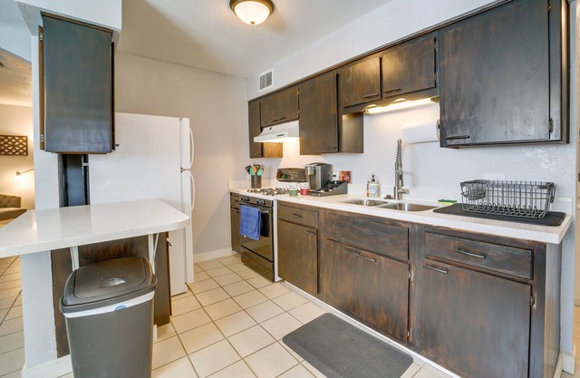 Cozy Cottonwood Home w/Covered Patio & Gas Grill!