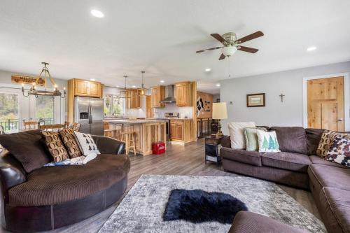 Cozy Creekside Cabin