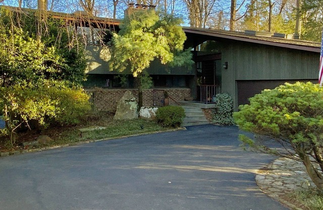 Cozy Deck House in the heart of McLean