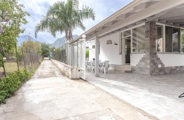 Cozy detached cottage with outdoor spaces. Ideal for families.