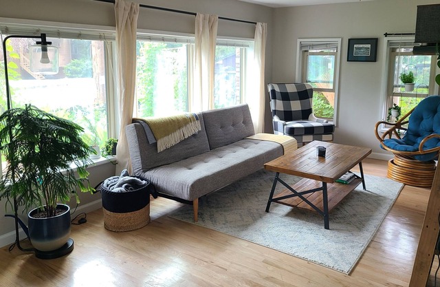 Cozy downtown oasis w/ big yard and deck!
