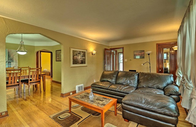 Cozy Duplex: Half Mi to Magic Bag & Woodward Ave!