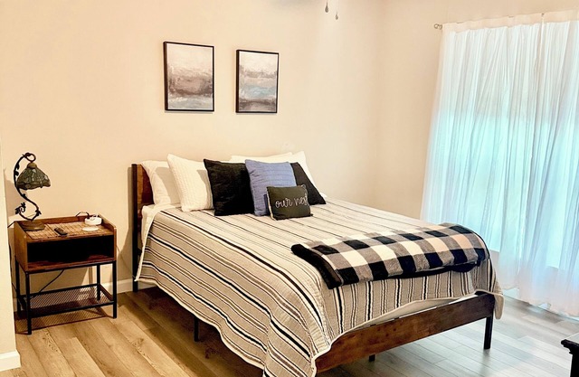 Cozy duplex in charming Waxahachie close to Nelson University