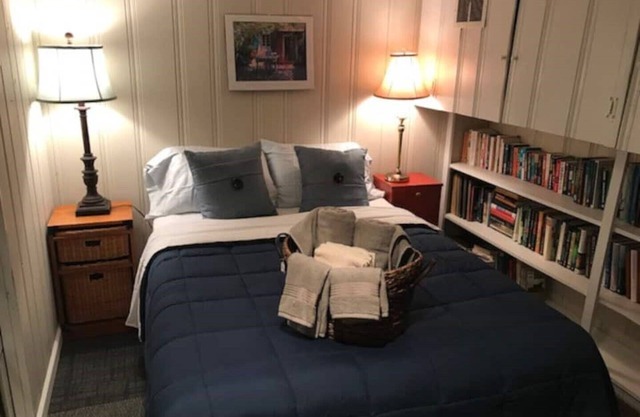 Cozy English Basement Apt quiet but close to downtown