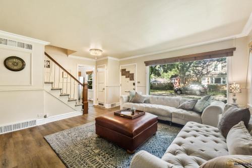 Cozy Evanston Villa with cinema and massage sofa