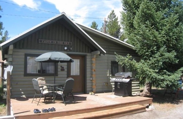 Cozy family cabin just a minute from Yellowstone Park! Book Now for Summer!