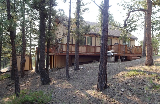 Cozy family cabin along side beautiful secluded mountain stream.
