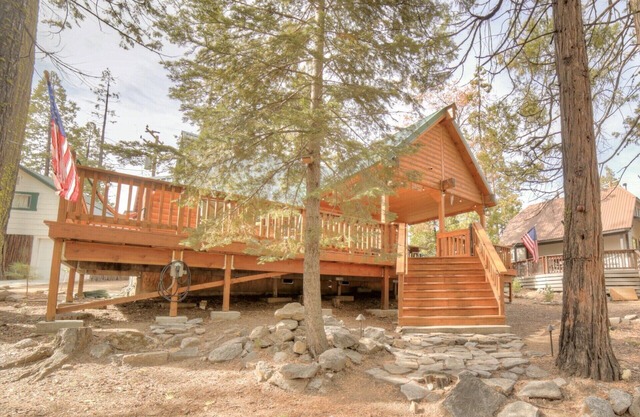 Cozy Family Cabin with Great Outdoor Space in Ideal West Village Location