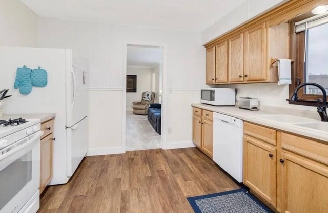 Cozy Family Friendly House by Park. Available for extend stays.