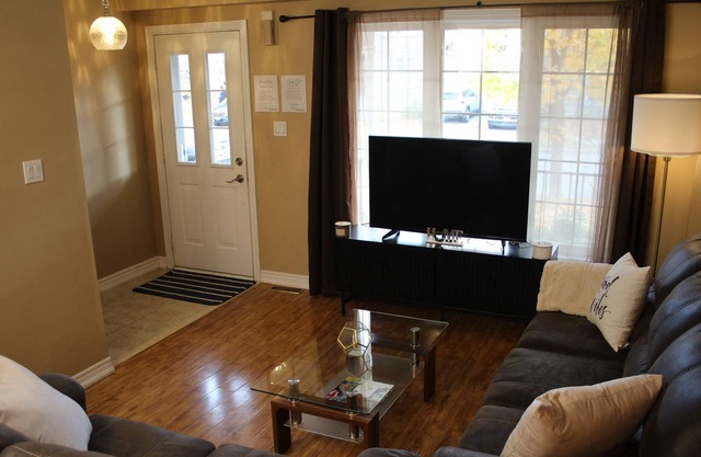 Cozy Family Friendly 3-Bedroom Retreat in the Heart of Barrie, Ontario