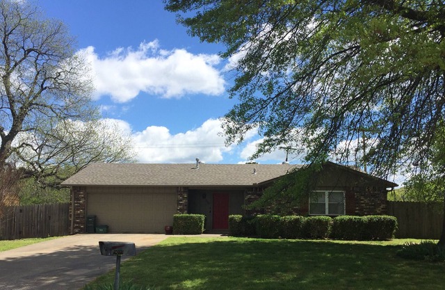 Cozy family home, central Fayetteville, All yours!