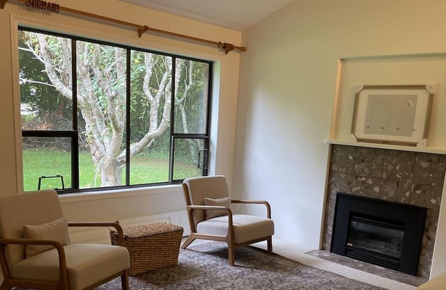 Cozy family home in Davis Bay close to beach. Outdoor sauna and large backyard.