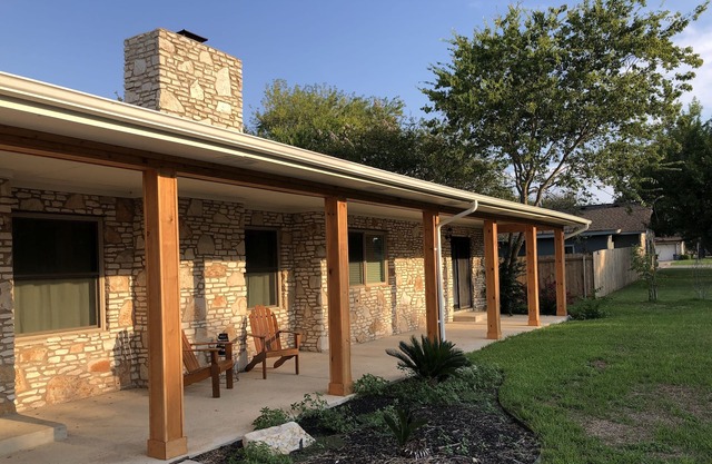 Cozy farmhouse feels in Old town Buda- 12 miles from Austin!