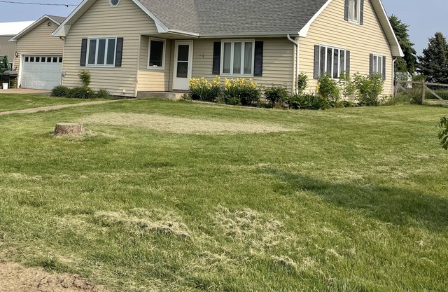 Cozy farmhouse miles to Lake Red Rock Unique location ideal for duck hunters.