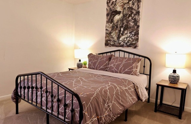 Cozy, gallery-inspired stay, 5min to Fort Liberty