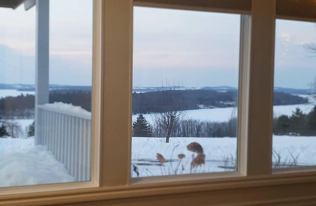 Cozy Grand View Hilltop Cottage (sleeps 8)