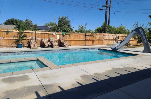 Cozy Guest Home, Ideally Located, Driveway Parking