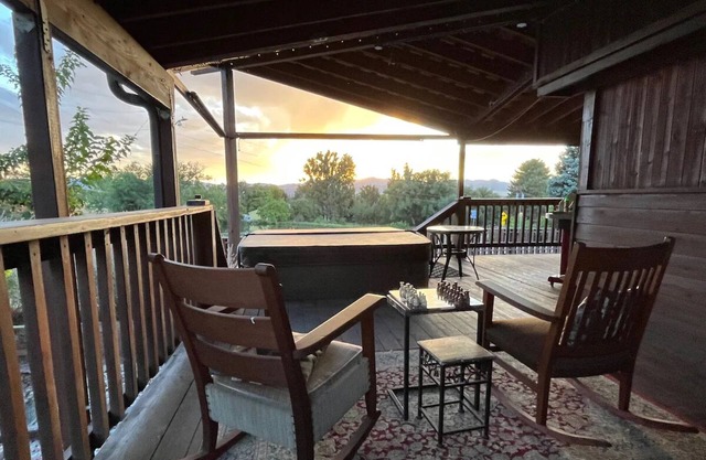 Cozy Guest Suite with Amazing Views from Front Porch and Hot Tub