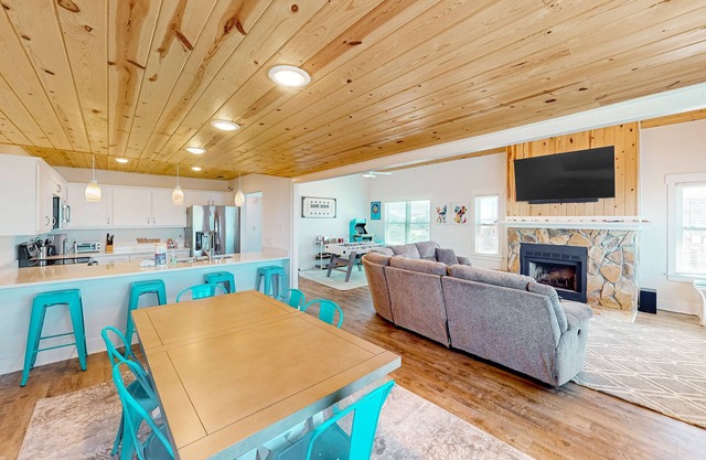 Cozy Gulf-View Beach House w/Foosball, Patio, AC & Washer/Dryer – Pets Welcome!
