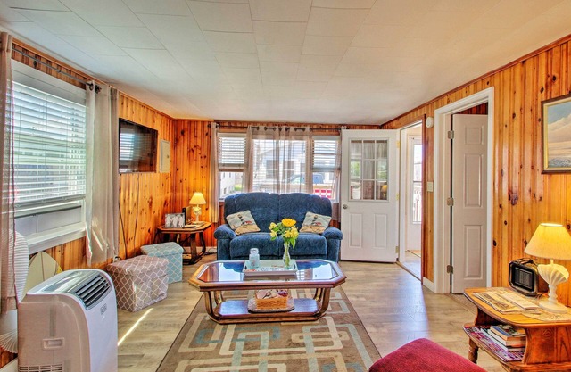 Cozy Hampton Cottage - Walk to Beaches & Marina!