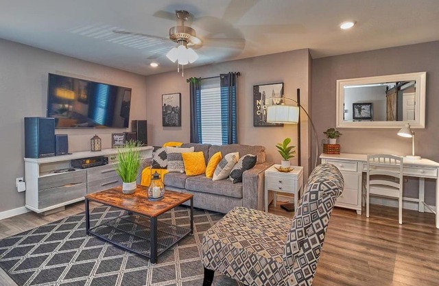 Cozy Haven Attached to Million Home - South Tampa