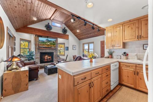 Cozy Hillside Cottage Overlooking Main Street