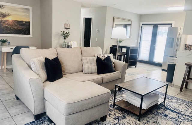 Cozy & Hip 2-bedroom home - 5 min from Downtown