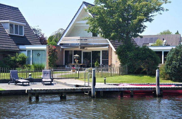 Cozy holiday home for 9 people on the water side in Uitwellingerga
