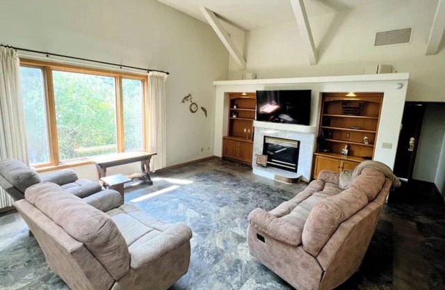 Cozy Home! 5 beds/2 bath 3 Mins from Downtown! Complimentary Pool & Gym Passes!