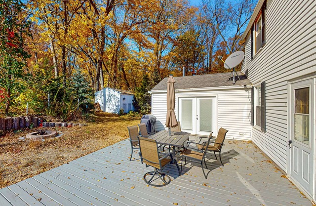 Cozy home close to lake with patio, porch, W/D, AC, & games