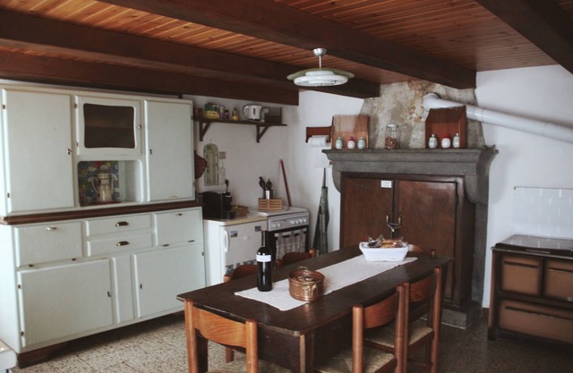 Cozy home for groups of friends or family with pets allowed!