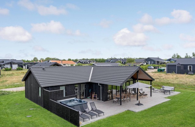 Cozy home in Hørve with WiFi