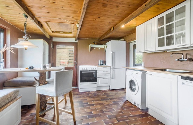 Cozy home in Sandved with WiFi