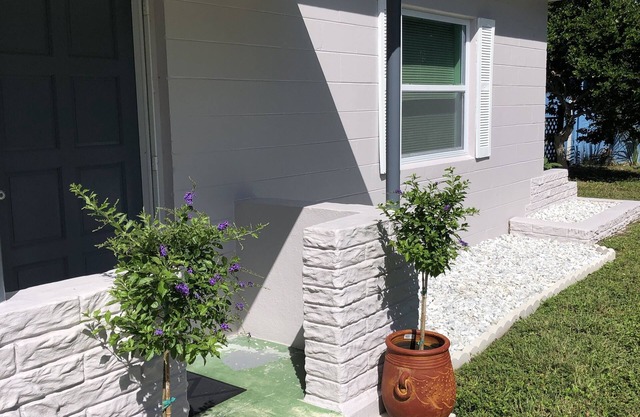Cozy home near white sandy beach & Florida sunsets!