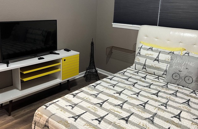 Cozy Home Only 10 Mins to Downtown, 4 Mins to plenty of stores!