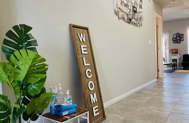 Cozy home/up to 8ppl/15 mins to strip