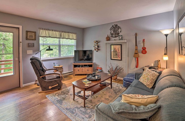 Cozy Home w/ Deck 9 Mi to Shenandoah National Park