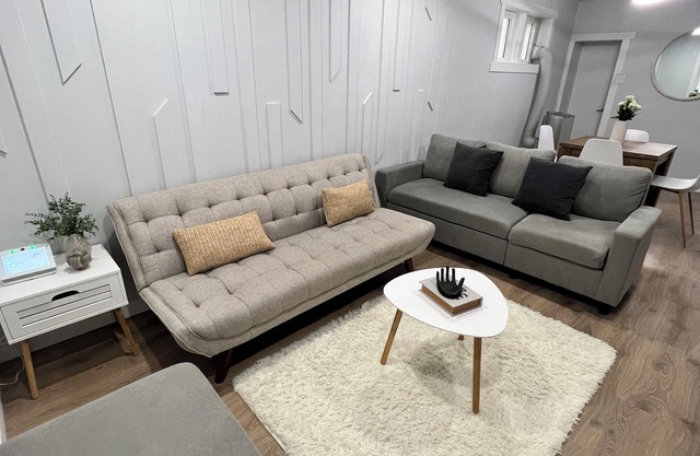 Cozy Home - Winnipeg Airport, Downtown & Polo Park