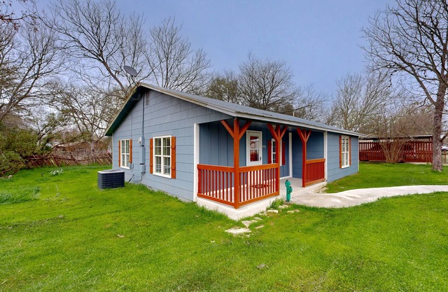 Cozy home with BBQ pit in Cowboy Capital of the World, walk to Medina River