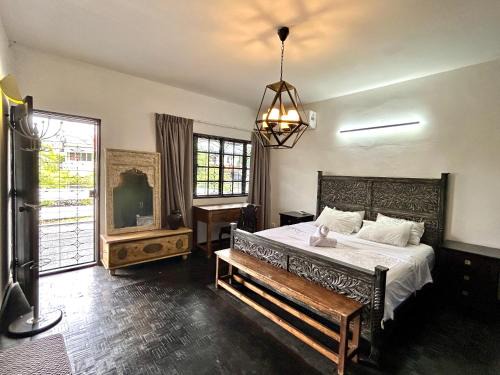 Cozy Homestay King Bed withBalcony in Shared Bungalow SS2 PJ