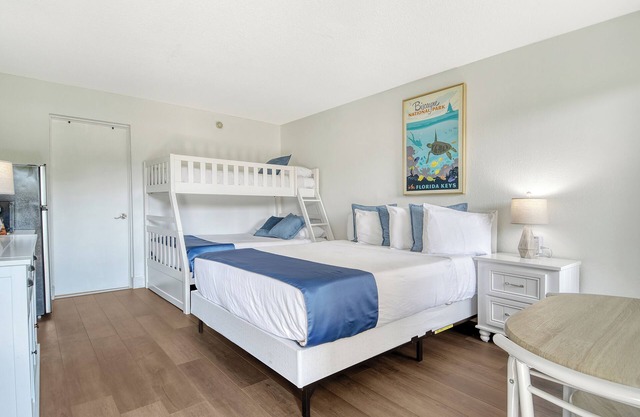 Cozy Hotel Room, Bunk Bed, Pool, Tiki Bar, Close To Beaches, Food and Fun!
