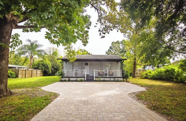 Cozy House in Orlando w Large Yard 20m to Downtown