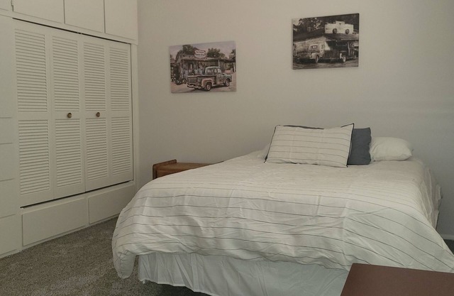 Cozy House in Retirement Community with Golf Courses!