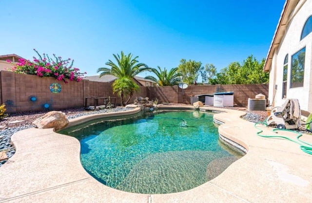 Cozy house near I-10, pool heater, hot tub, BBQ