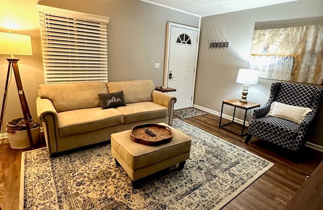 Cozy house nestled in the heart of Lincoln!